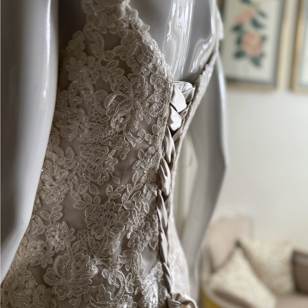 Elegant White Lace Wedding Dress - Picture 2 of 15
